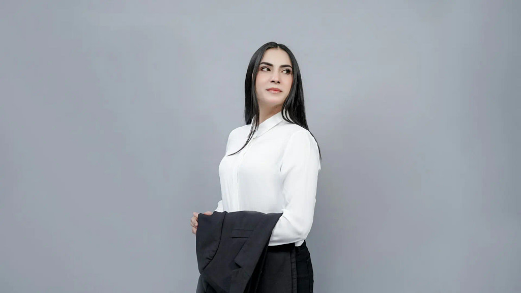 Business Casual Trade Show Attire – Woman Holding Her Blazer