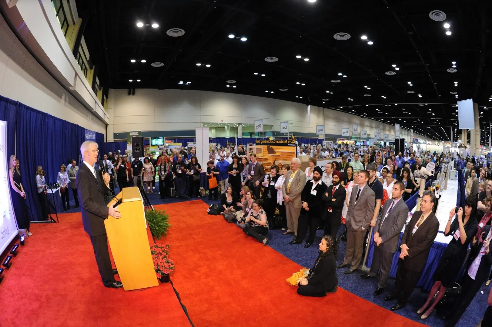 The Crowd Listens To The Speaker At The National Pet Expo Awards. 